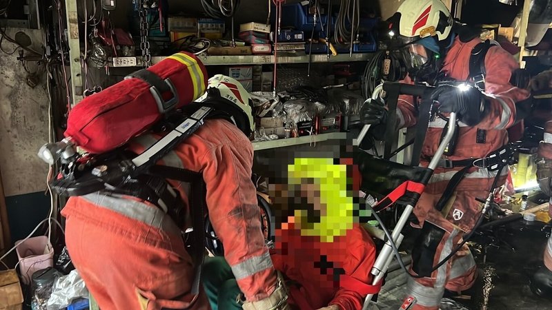 新竹市香山區中華路四段1棟住宅14日下午發生火警，警消布線入室撲滅火勢，並在3樓及4樓頂樓平台救出2名婦人送醫。（新竹市消防局提供）中央社記者魯鋼駿傳真　115年6月14日