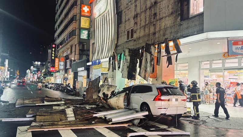 台中市西區勤美商圈附近1家藥妝店外牆大型廣告招牌，14日疑因多日降雨導致腐爛掉落，砸中路邊停放車輛，消防到場協助女乘客脫困，後續交由警方處理。（民眾提供）中央社記者郝雪卿傳真　115年6月14日