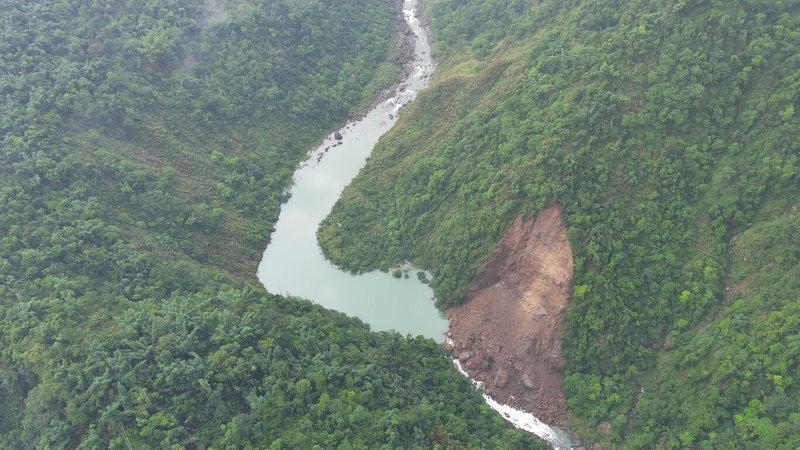 近期降雨影響，南投縣竹山鎮加走寮溪邊坡崩塌形成堰塞湖，民眾13日通報南投縣政府，農業部農村發展及水土保持署勘查蓄水量約10萬公噸。（農村發展及水土保持署提供）中央社記者蕭博陽南投縣傳真　115年6月14日