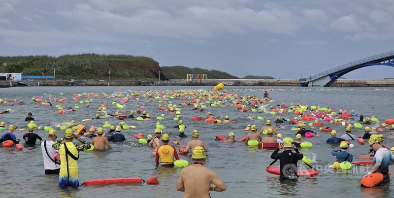 「2026 PENGHU OCEANMAN 國際泳渡澎湖灣」，14日受天候影響，泳渡組5公里改由觀音亭海域下水挑戰，場面壯觀。中央社  115年6月14日