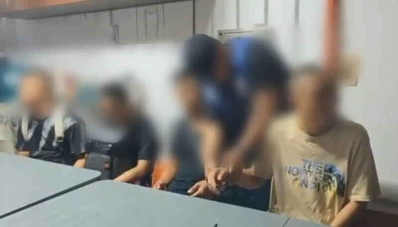菲律賓海岸防衛隊於馬尼拉灣於登艇執法，逮捕4名台灣人。（菲律賓海岸防衛隊提供）