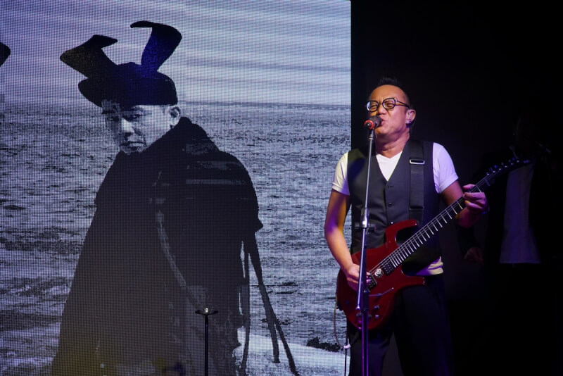 圖為黃大煒在發表會演唱他為陳小春製作的「主題曲」。(中央社檔案照片)