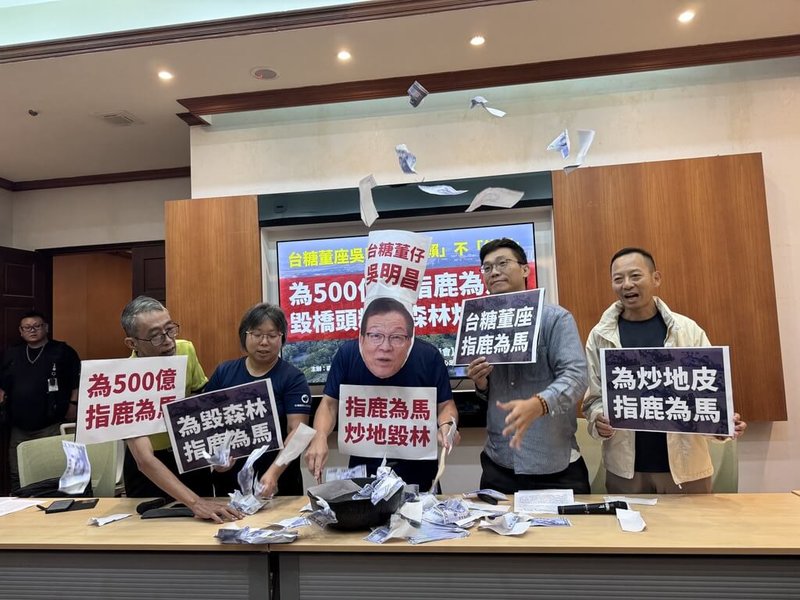 護樹團體15日召開記者會表示，台糖董事長吳明昌為橋頭糖廠百頃森林超過新台幣500億元的土地利益，在立法院質詢台上說其「不是森林」，指鹿為馬。（森林城市協會提供）中央社記者曾以寧傳真　115年6月15日