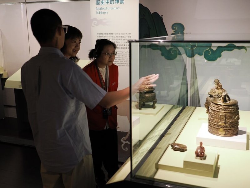 國立故宮博物院15日舉辦「轉心之間—我的神獸使用說明書」家庭日暨成果發表活動，桃園矯正學校敦品中學學生走進展場，為家人、師長與貴賓導覽故宮文物。（故宮提供）中央社記者王寶兒傳真　115年6月15日