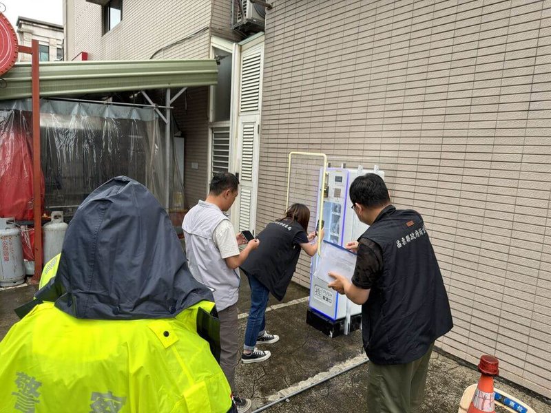 苗栗縣政府15日表示，民眾反映頭份市疑似設置販售電子煙販賣機，經聯合稽查小組到場稽查，確認此販賣機販售商品為供傳統紙菸使用的濾嘴配件，未發現違法情事。（苗栗縣政府提供）中央社記者管瑞平傳真　115年6月15日