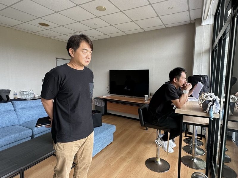 中華職棒新人測試會15日在新莊棒球場舉行,6隊總教練到齊。圖為中職中信兄弟領隊彭政閔(左起)、總教練平野惠一到場觀察球員。(中華職棒提供)中央社記者謝靜雯傳真 115年6月15日