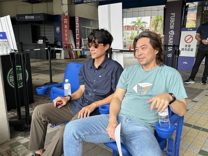 中華職棒新人測試會15日在新莊棒球場登場,6隊總教練到齊,總計81名球員報到受測。圖為中職統一7-ELEVEn獅隊總教練林岳平(右)出席觀看。(中華職棒提供)中央社記者謝靜雯傳真 115年6月15日