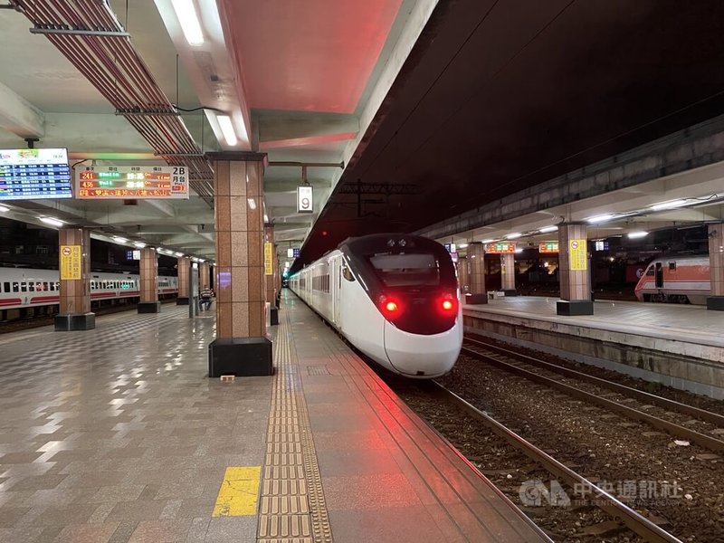 台鐵花蓮站開往樹林的241次自強號，14日晚間準備發車前，許姓列車長在月台上巡視時遭一隻蜈蚣咬傷腳踝，台鐵緊急通報消防局救護，並緊急調度更換列車長接替，突發意外讓241次自強號在花蓮站延誤13分鐘。圖非當次列車。中央社記者李先鳳攝　115年6月15日