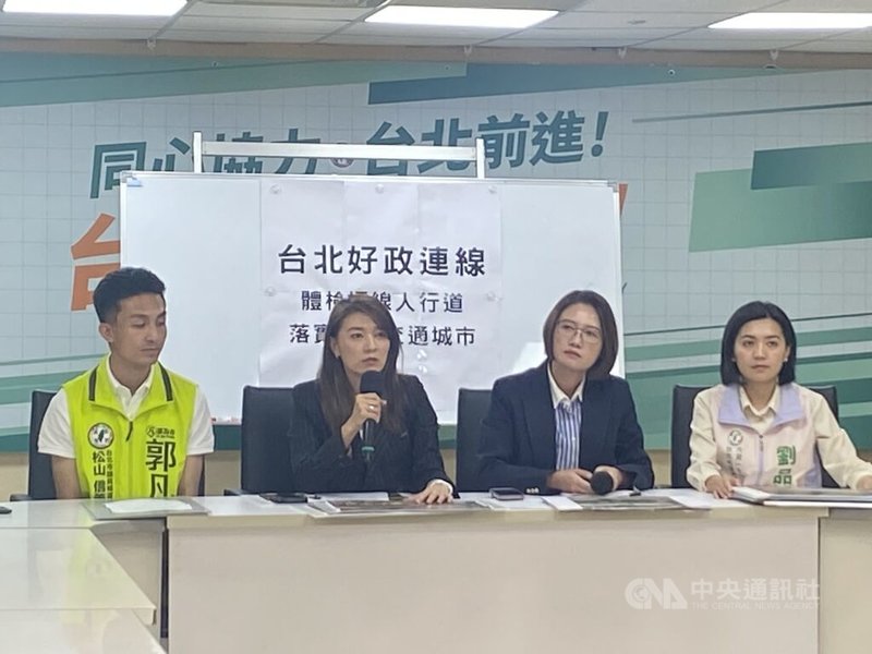 民進黨台北市議員林延鳳（右2）、顏若芳（左2）與市議員參選人劉品妡（右）、郭凡（左）15日共同舉行「體檢標線人行道」記者會，指出根據台北市陳情系統1999自115年1月起至6月9日止的統計資料顯示，5個多月就已收到上千件（扣除重複陳情案件）針對交通標線劃設、標線型人行道亂象及交通問題的陳情案。中央社記者黃麗芸攝　115年6月15日