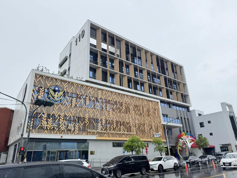 雲林縣警察局斗六分局新建辦公廳舍15日啟用，外觀結合清水模建築與金黃色稻穗意象，呼應雲林農業大縣特色；並導入綠建築、智慧建築及節能管理等理念。 中央社記者姜宜菁攝  115年6月15日