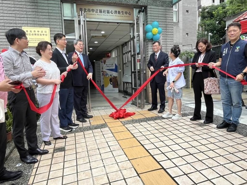 台北市衛生局15日在中正區社區心理衛生中心舉辦「中正心衛中心升級加倍安心」原址升級揭牌儀式，台北市副市長李泰興（左4）、衛福部次長莊人祥（右4）等人出席。中央社記者楊淑閔攝　115年6月15日