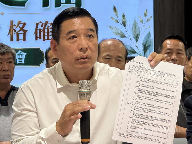 民進黨雲林東勢鄉長張健福（前）有意競選連任，日前對外宣布因觸犯排黑條款退選，15日他舉行記者會說明誤會一場，將重新投入年底地方選戰。中央社記者姜宜菁攝　115年6月15日
