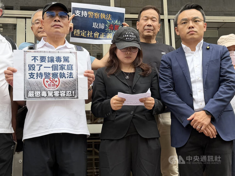 女子陳嘉瑩毒駕拒檢,衝撞、拖行派出所長劉宗鑫致死遭判死刑。二審台灣高等法院15日開庭,劉宗鑫妻子(中)表示,希望維持死刑判決。中央社記者劉世怡攝 115年6月15日