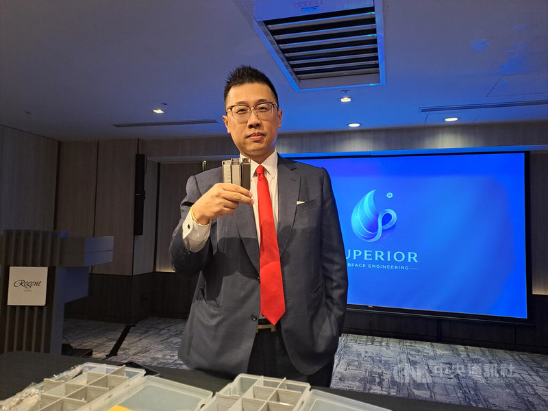專業表面處理廠匯鑽科技15日舉行媒體交流會，董事長花鐳哲表示，中國廠持續擴充產能，但為追求AI相關產品商機，並符合美系客戶非紅供應鏈需求，泰國舊廠光模組新產線7月投產，新廠預計今年底投產。中央社記者潘智義攝　115年6月15日