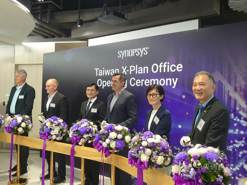 台灣新思科技15日舉行竹科X軟體園區新辦公室啟用典禮，由董事長李明哲（右1）主持，經濟部政務次長何晉滄（左3）、竹科管理局副局長游靜秋（右2）出席。中央社記者張建中攝　115年6月15日