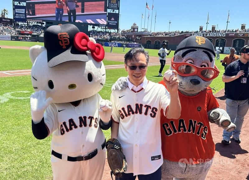 長榮航空美洲總分公司副總經理蘇偉仁MLB巨人隊球場開球。中央社記者張欣瑜舊金山攝　115年6月15日