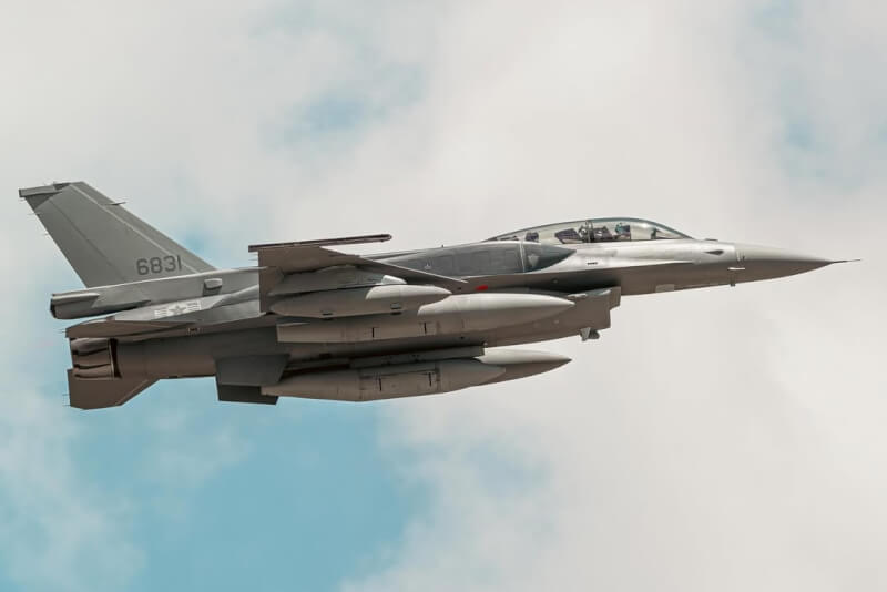 網友15日於社群網站分享機號「6831」的F-16V blk70戰機照片。空軍司令部表示，對美採購F-16V blk70戰機，現依美空軍規劃全力推動接裝整備工作，並管制美方於計畫節點執行戰機飛交返國作業。（圖取自instagram.com/taxiwaymike/）