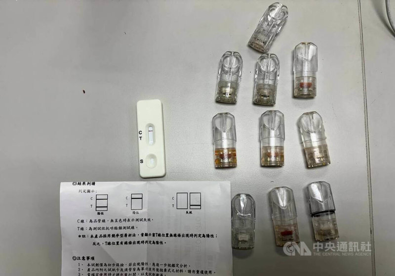 台北市警察局南港分局15日發布新聞稿表示，巡邏員警日前攔查發現，30多歲藍領工人吳姓男子駕車未繫安全帶且神情恍惚，經檢測證實涉毒駕，並於車內起出依托咪酯煙彈10顆和空氣槍等物。（翻攝照片）中央社記者黃麗芸傳真　115年6月15日