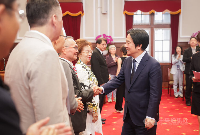 總統賴清德(前右)15日在總統府接見「亞太再生醫學學會」,向與會代表握手致意,感謝大家在生醫產業的努力與付出。中央社記者裴禛攝 115年6月15日