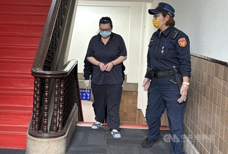女子陳嘉瑩（中）毒駕拒檢，衝撞、拖行派出所長劉宗鑫致死遭判死刑。二審台灣高等法院15日開庭，陳嘉瑩被提訊到庭。中央社記者劉世怡攝　115年6月15日