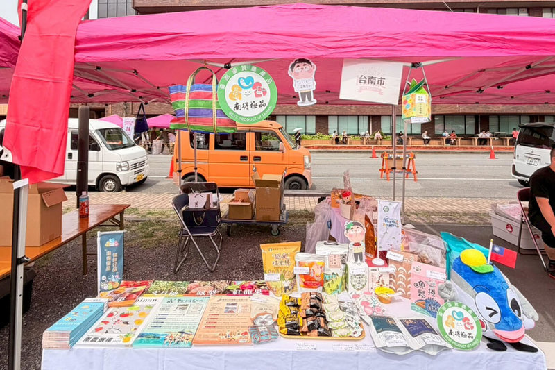 台南市政府農業局前往日本拓銷農漁產品，14日在靜岡縣東伊豆町舉辦的「伊豆稻取KINME馬拉松活動」設置攤位，展出魚鬆捲心酥、越光糙米棒等多種加工產品。（台南市政府提供）中央社記者楊思瑞台南傳真　115年6月15日