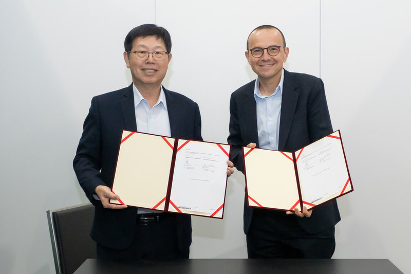 鴻海15日下午宣布，與法商施耐德電機（Schneider Electric）策略合作，共同打造推動次世代人工智慧AI資料中心發展與規模化應用。圖為鴻海集團董事長劉揚偉（左）與施耐德電機執行長布魯姆（Olivier Blum）（右）共同簽署策略合作。（鴻海提供）中央社記者鍾榮峰傳真　115年6月15日