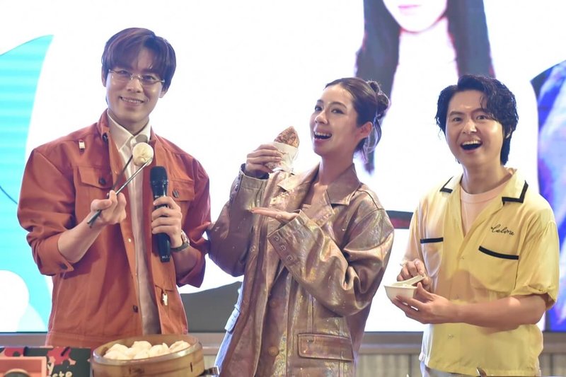 花蓮市公所主辦的「山海迴響.花蓮聲浪」演唱會即將登場,15日宣傳記者會中,樂團告五人成員雲安(左起)、犬青、哲謙推薦花蓮美食,邀請全國歌迷前來享受音樂盛宴。(花蓮市公所提供)中央社記者李先鳳傳真 115年6月15日