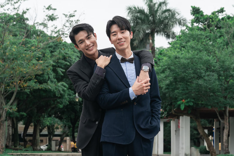 演員安俊朋（左）、林嘉威（右）在BL新劇「心機」搭檔演出CP，15日出席開鏡儀式，自嘲私下關係像老夫老妻，對於再次合作，期待「要讓大家看見不一樣的我們」。（大鴻藝術提供）中央社記者洪素津傳真　115年6月15日