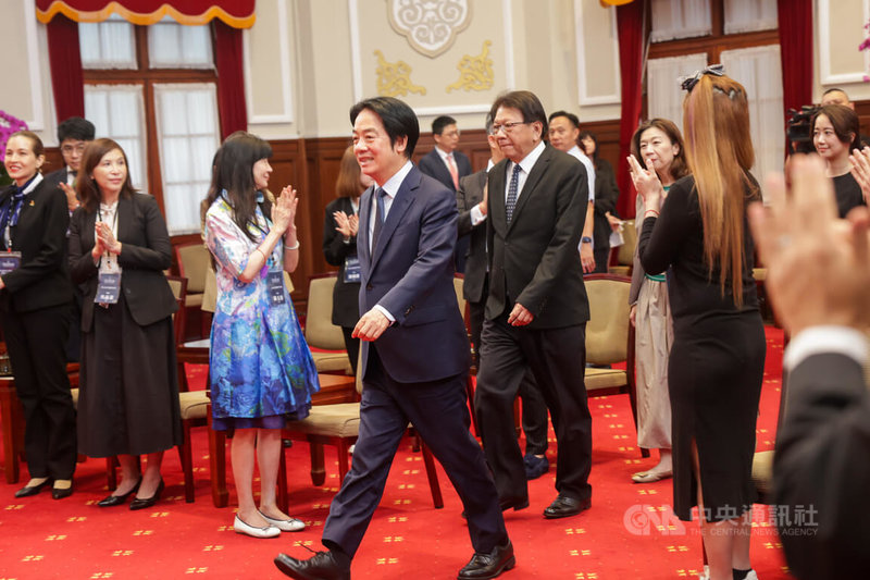 總統賴清德（前中）15日上午在總統府接見「亞太再生醫學學會」，進入會場時受到熱烈歡迎。中央社記者裴禛攝　115年6月15日