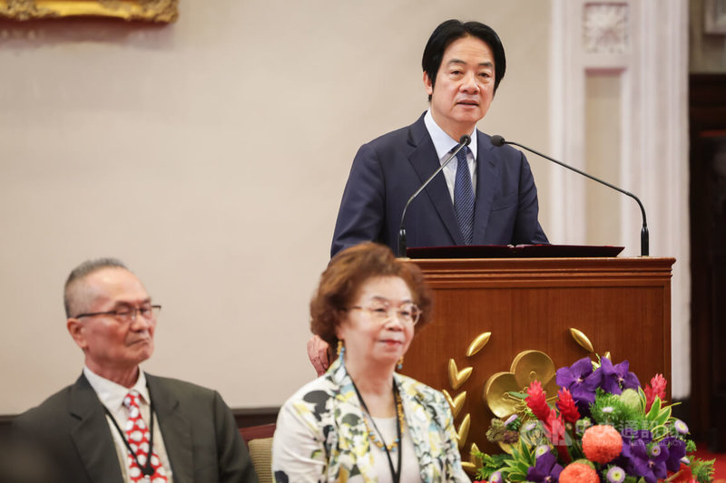 總統賴清德(右)15日在總統府接見亞太再生醫學學會,賴總統致詞表示,政府會持續做生醫產業最堅實的後盾,盼與學會攜手合作,共同將生醫產業打造成下一座護國神山。中央社記者裴禛攝 115年6月15日