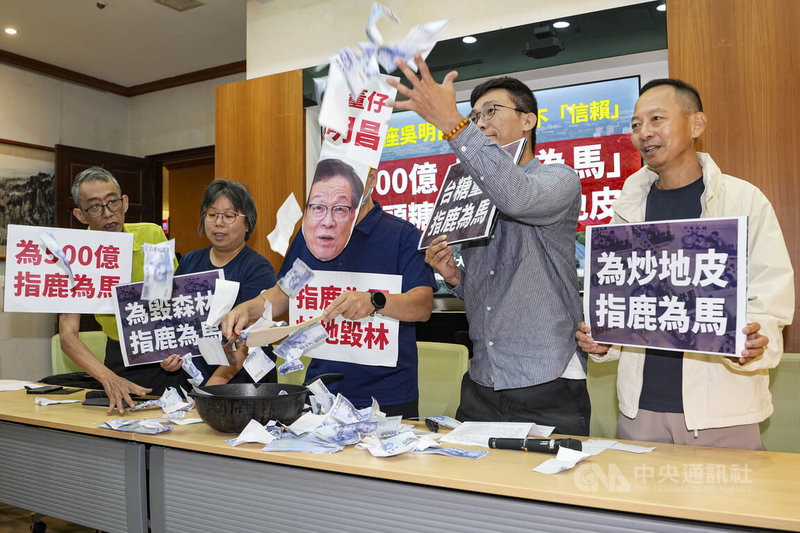 護樹團體15日在立法院舉行記者會，演出行動劇批評台糖董事長吳明昌日前在立法院，表示橋頭糖廠周邊「森林不是森林」的說法是指鹿為馬、誤導民眾；認為此舉有淡化森林價值之虞，呼籲保留百頃森林綠地。中央社記者鄭清元攝　115年6月15日