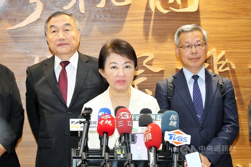 台中市長盧秀燕(中)結束歐洲3國10天的出訪行程15日返抵國門,並在桃園國際機場接受媒體聯訪表示,這次出訪非常順利而成功,「最重要的是要能夠走得出去,而且要見到想見的人」。中央社記者吳睿騏桃園機場攝 115年6月15日