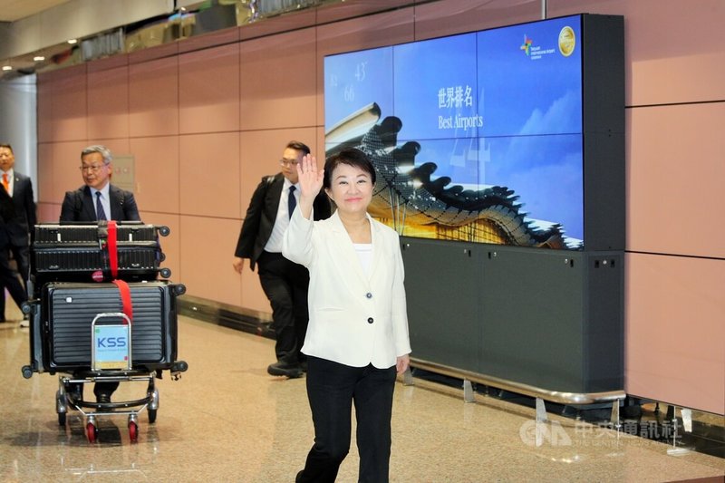 台中市長盧秀燕(前)率團出訪歐洲德國、捷克及奧地利3國,15日結束出訪搭乘長榮航空班機返台。中央社記者吳睿騏桃園機場攝 115年6月15日