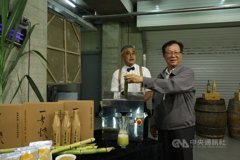 台糖公司15日於台中神跡埔桃酒造舉行記者會，推出80週年限量紀念禮盒「一步燒·嫩雪花肉」。圖為台糖董事長吳明昌（右1）於現場示範榨甘蔗汁。中央社記者謝怡璇攝　115年6月15日