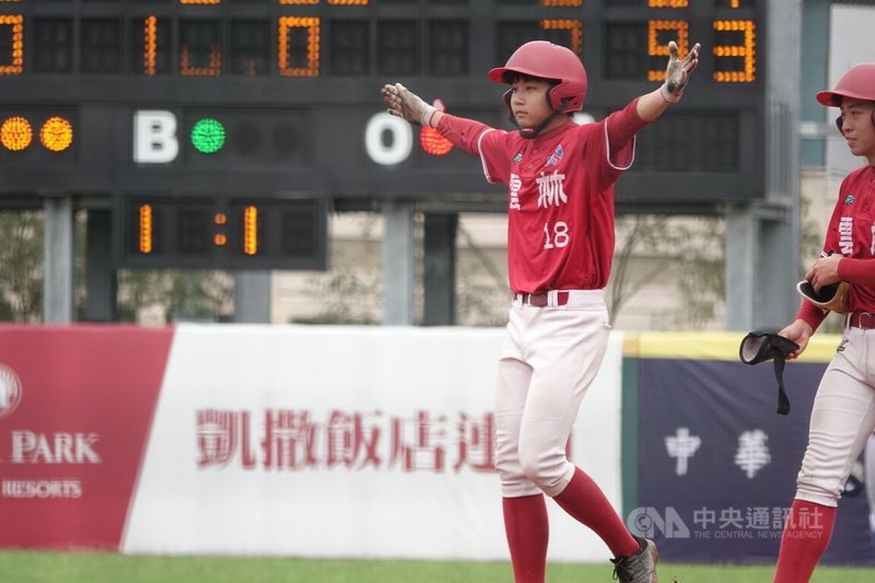 115年玉山盃青棒賽雲林縣15日敗部與南投縣交手，鏖戰至延長賽第9局，雲林靠著高三的歐睿傑（左）再見安以7比6搶勝。中央社記者謝靜雯攝　115年6月15日