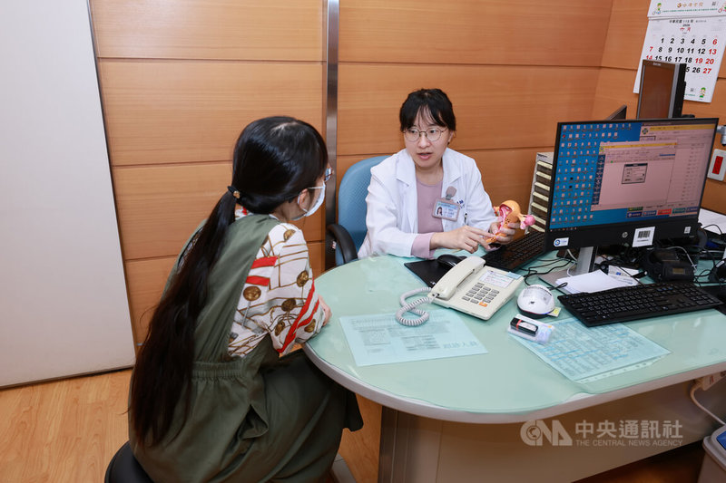 童綜合醫院婦產部醫師許伊婷（右）表示，荷爾蒙替代療法（HRT/MHT）目前仍是更年期最有效的緩解方式，過去一項研究被過度放大與誤導，才造成民眾對荷爾蒙治療的恐懼。中央社記者趙麗妍攝　115年6月15日