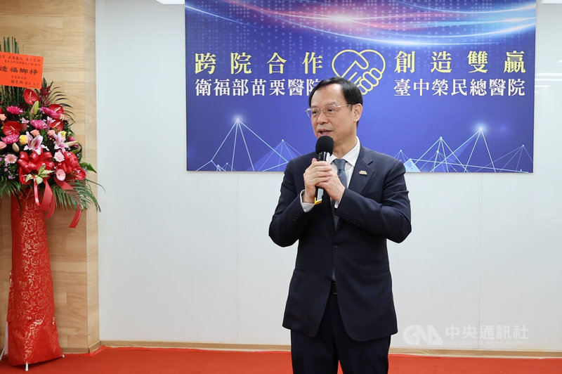 衛福部長石崇良(圖)15日出席部立苗栗醫院與台中榮總醫療合作揭牌儀式表示,透過跨院合作互動,提升苗栗在地醫療服務,期盼苗醫早日達成重度級急救責任醫院的目標。中央社記者管瑞平攝 115年6月15日
