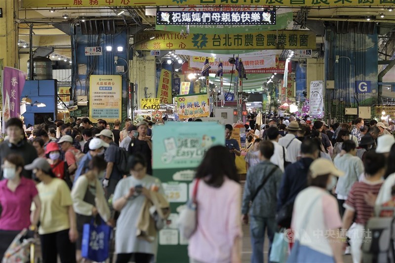 5月母親節檔期激勵消費動能，5大發卡銀行信用卡5月簽帳金額近新台幣3043億元，年增16.05%。（中央社檔案照片）