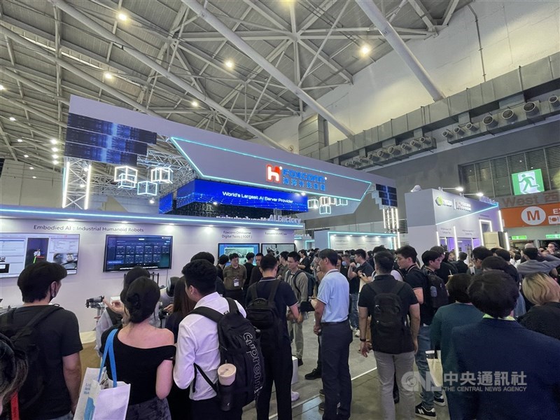 研調估共封裝光學模組（CPO）、近封裝光學（NPO）市場規模在2030年逾390億美元；圖為台北國際電腦展。（中央社檔案照片）