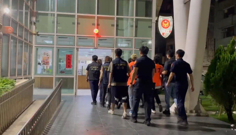 多名移工14日下午在台中火車站疑因酒後衝突追逐打架。台中市第三警分局調閱監視器以影像追人，15日凌晨帶回8男、3女，其中有6人為失聯移工、1人逾期居留，全案依聚眾鬥毆函請台中地檢署偵辦。（民眾提供）中央社記者趙麗妍傳真　115年6月15日