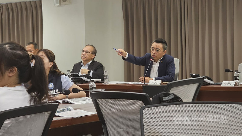 淡江大橋通車滿月，立法院交通委員會15日到八里區公所，考察具體交通改善數據以及淡水、八里端及上橋面具體已改善等事項，會議由國民黨立委洪孟楷（右）及交通部次長陳彥伯（右2）主持。中央社記者王鴻國攝　115年6月15日