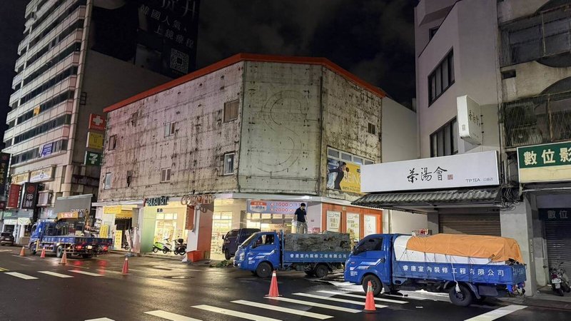 台中市西區公益路1家藥妝店14日晚間外牆大型招牌掉落，警方緊急封鎖外線車道。台中市政府15日表示，經漏夜清理，掉落物及具危險性的懸掛招牌已全數排除，上午恢復正常通車。（台中市政府提供）中央社記者郝雪卿傳真  115年6月15日