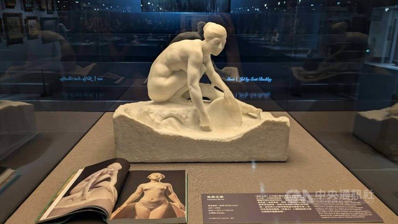 國立台灣師範大學美術館正推出「共生之華－日本美術璀璨時代與台灣之交會」特展，義大利雕塑家佩西（Ottilio Pesci）大理石雕塑作品「生命之泉」展出，該作可對照雕塑家黃土水「甘露水」。中央社記者王寶兒攝　115年6月15日