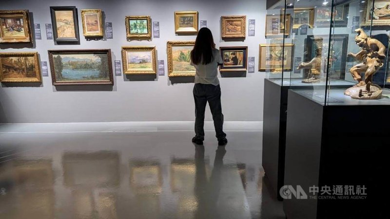 「共生之華—日本美術璀璨時代與台灣之交會」特展正於國立台灣師範大學美術館展出,布展上特別以密集作品排列,展現日本現代藝術在19世紀末至20世紀的蓬勃發展。中央社記者王寶兒攝 115年6月15日