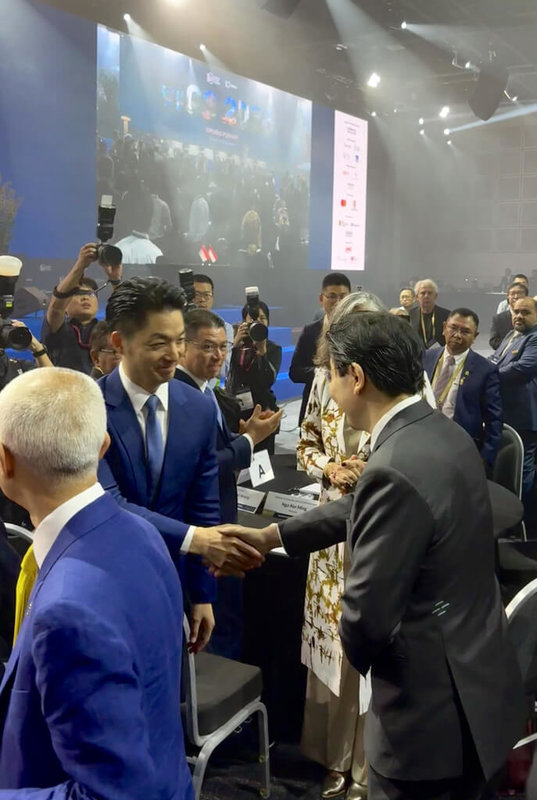 新加坡總理黃循財(右前)15日出席「世界城市峰會」活動致詞,進場時與台北市長蔣萬安(左2)等人互動。(台北市政府提供)中央社記者吳昇鴻新加坡傳真 115年6月15日