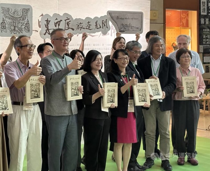 國立台灣圖書館5月發表鎮館之寶「東印度旅遊見聞」中譯本,文藻外語大學教授張守慧(前排右1)正是這本書的翻譯主力。照片攝於5月11日。中央社記者曹亞沿攝 115年6月15日