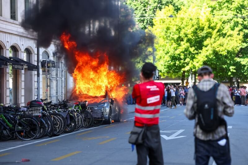 瑞士日內瓦反對G7的抗議人士14日燒毀一輛特斯拉汽車。（路透社）