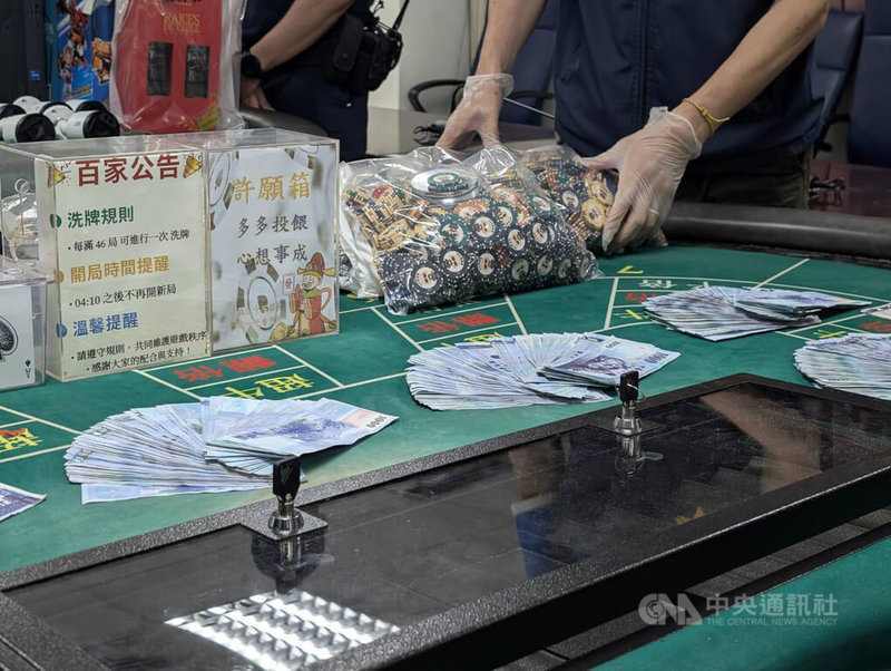 金門縣警察局金城分局15日破獲金城鎮某涉賭桌遊館，查獲負責人、工作人員與賭客共12人，查扣現金、籌碼與賭桌等證物。中央社記者吳玟嶸攝　115年6月16日