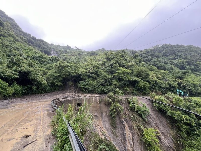 南投縣仁愛鄉「投89線」力行產業道路近日因大雨泥流造成坍方、中斷，南投縣政府持續調派機具搶修，並提醒仍有落石、坍方、土石流風險，請改道通行。（南投縣政府提供）中央社記者蕭博陽傳真　115年6月16日