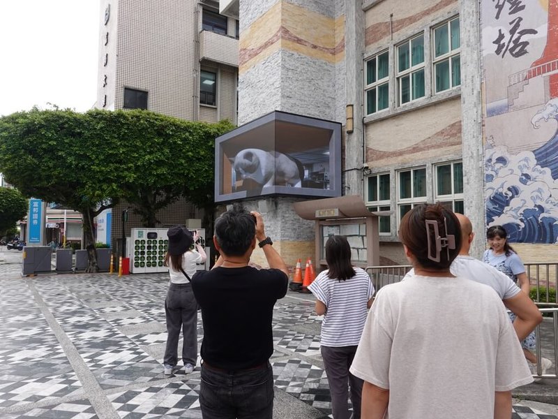 打造城市新亮點、提升觀光吸引力，花蓮市公所設置戶外裸視3D電視牆，測試畫面吸引不少民眾駐足觀看。（花蓮市公所提供）中央社記者李先鳳傳真　115年6月16日